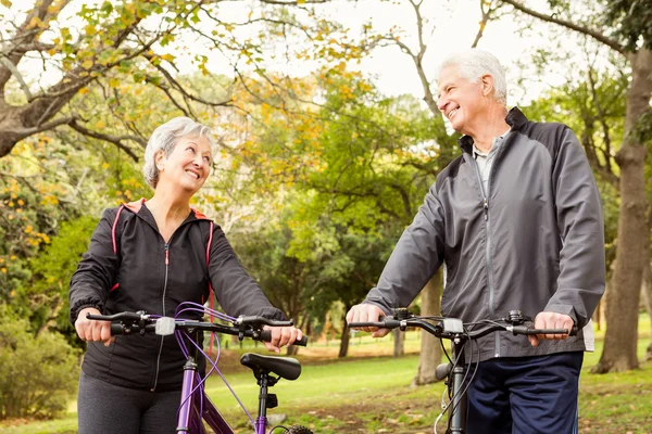 Senior par i parken — Stockfoto