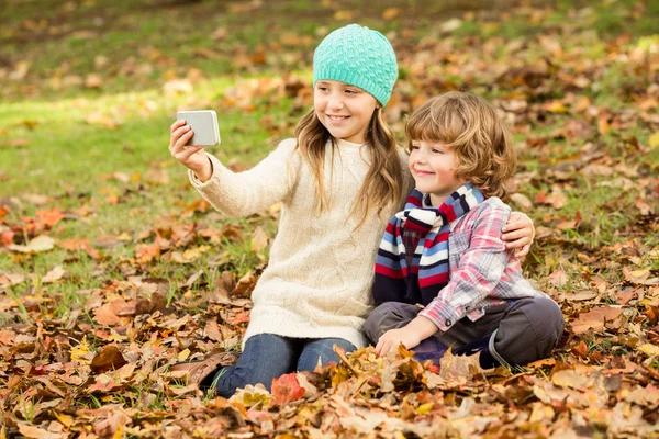 Felices hermanos en el parque — Foto de Stock