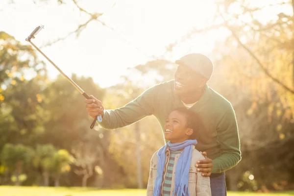 Giovane padre e suo figlio scattare selfie — Foto Stock