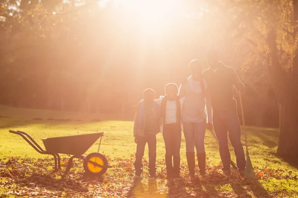 Joven familia sonriente posando juntos — Foto de Stock