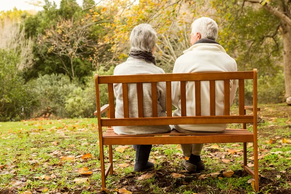 Para seniorów w parku — Zdjęcie stockowe