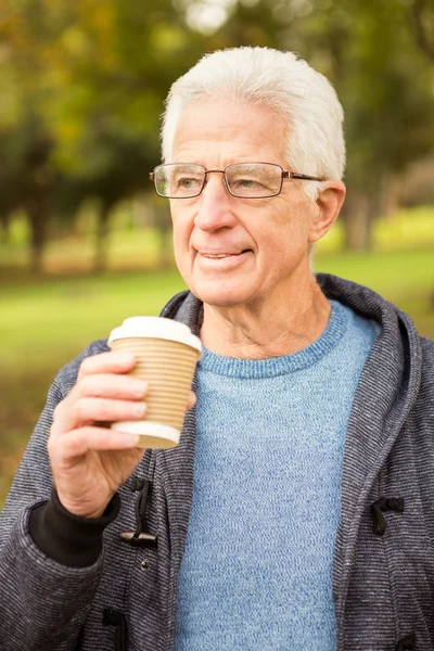 Senior man in het park — Stockfoto