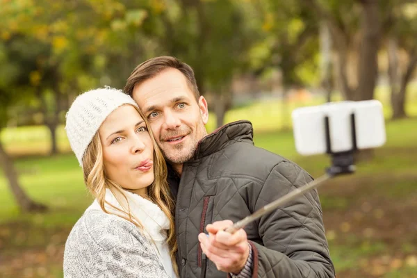Lächelndes junges Paar macht Selfies — Stockfoto