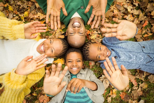 Junge Familie dreht einen Kreis und hebt die Hände — Stockfoto