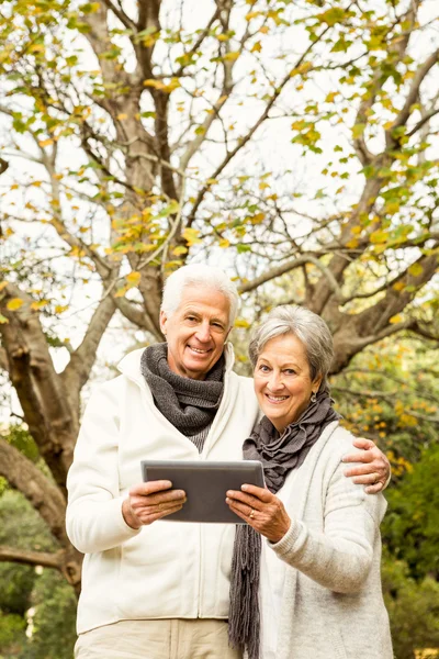 Senior par i parken — Stockfoto