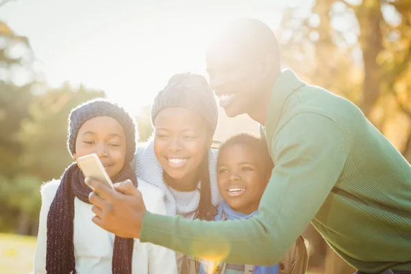 Jovens sorrindo família tirando selfies — Fotografia de Stock