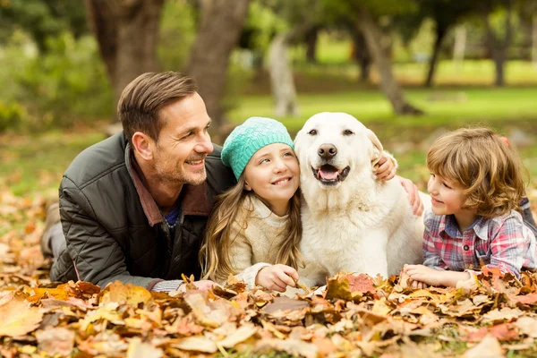 Genç aile köpek ile gülümseyen — Stok fotoğraf