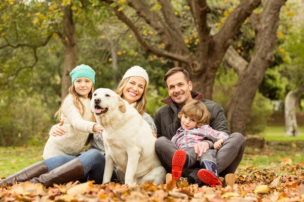 若い家族は犬と — ストック写真