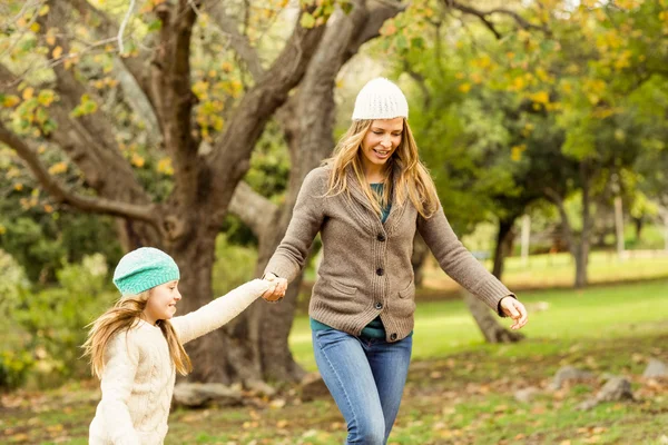 Ung mamma med sin dotter — Stockfoto