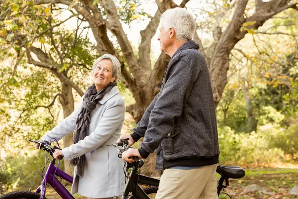 Senior par i parken — Stockfoto