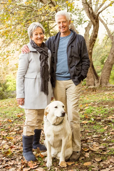 Para seniorów w parku — Zdjęcie stockowe