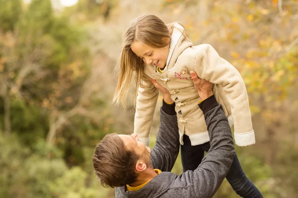 Gelukkig vader uitvoering zijn schattig dochter — Stockfoto