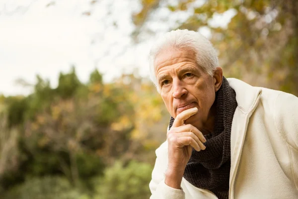 Senior man in the park — Stock Photo, Image