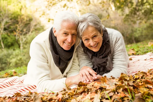 Senior par i parken — Stockfoto