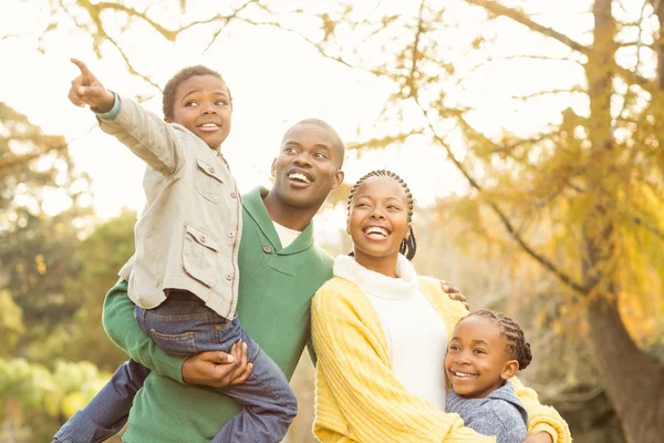 Retrato de una joven familia sonriente señalando algo — Foto de Stock