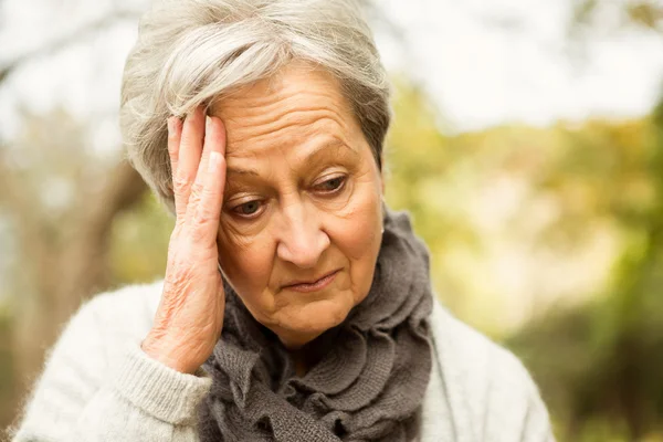 Senior vrouw in het park — Stockfoto