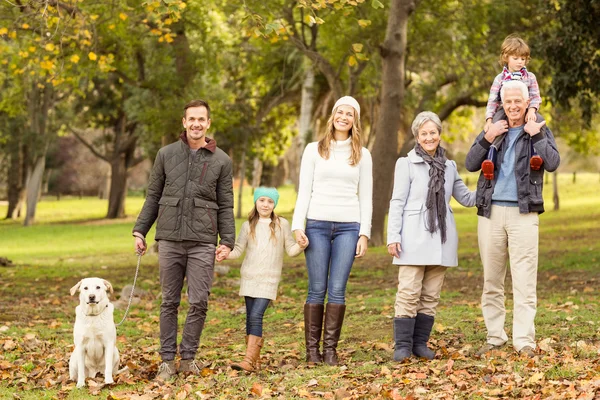 Famiglia estesa in posa con vestiti caldi — Foto Stock