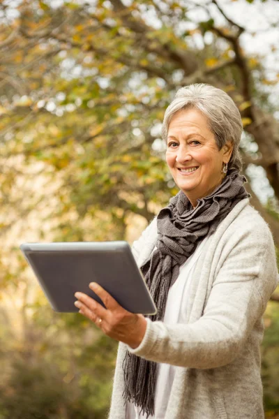 Senior vrouw in het park — Stockfoto