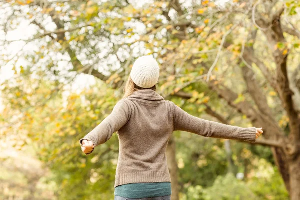 Achteraanzicht van een vrouw met uitgestrekte armen — Stockfoto