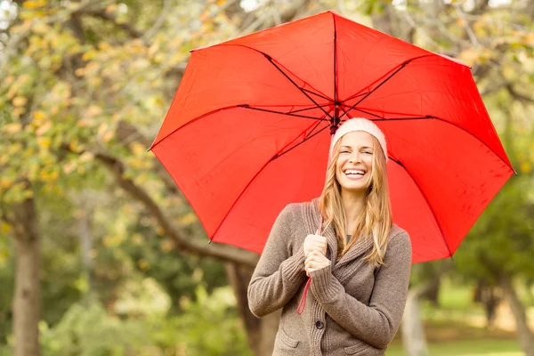 Lächelnde junge Frau unter Regenschirm — Stockfoto