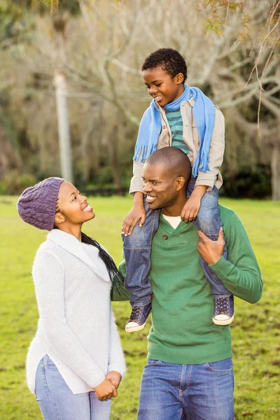 Familia feliz en el parque — Foto de Stock