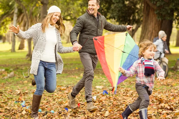 Jonge gezin spelen met een vlieger — Stockfoto