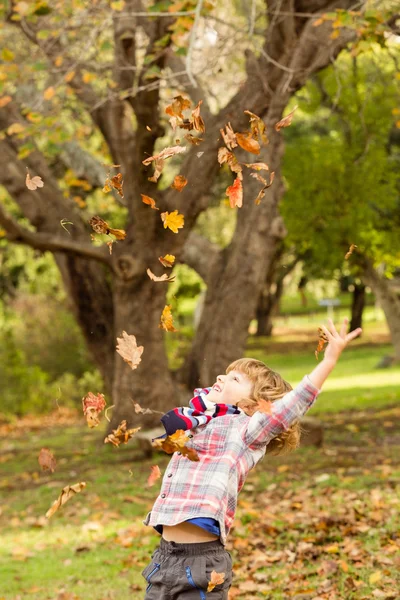 Menino feliz no parque — Fotografia de Stock