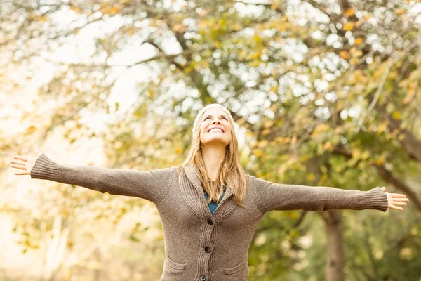 Sorridente bella donna con le braccia tese — Foto Stock