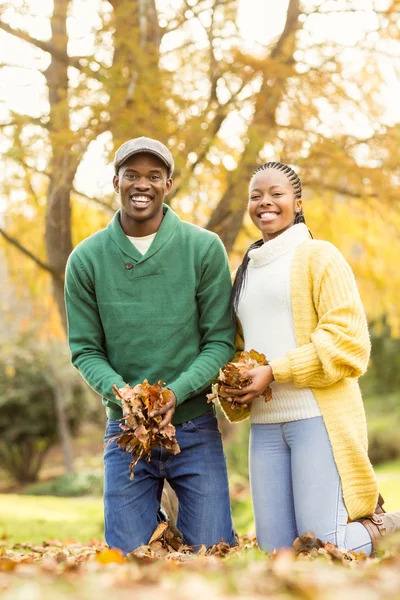 Retrato de um jovem casal segurando folhas — Fotografia de Stock