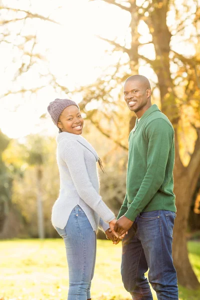 Retrato de una encantadora pareja joven sonriente —  Fotos de Stock