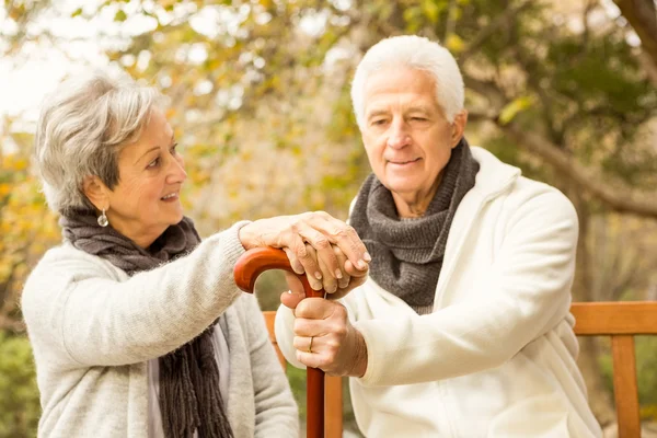 Para seniorów w parku — Zdjęcie stockowe