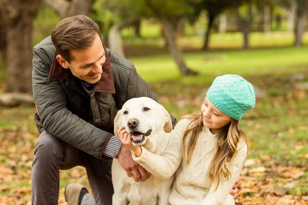 Jeune famille avec un chien — Photo