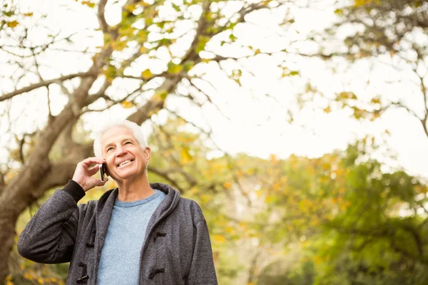 Senior man in het park — Stockfoto