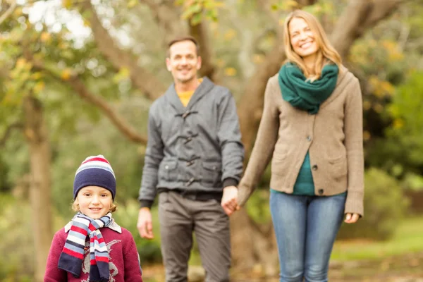 Usměvavá mladá rodina spolu chodit — Stock fotografie