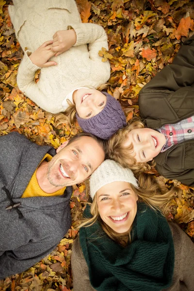 Sonriendo familia joven haciendo un círculo en la cabeza — Foto de Stock
