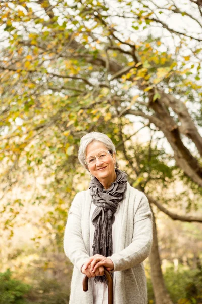 Senior vrouw in het park — Stockfoto