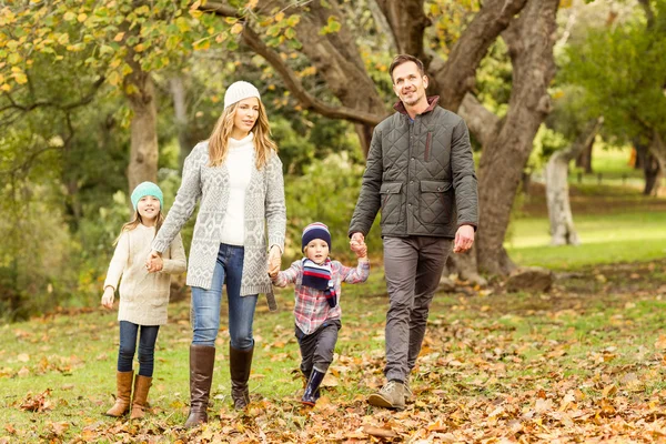 Ung familj kör lämnar — Stockfoto