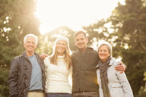 Portrett av en smilende familie – stockfoto