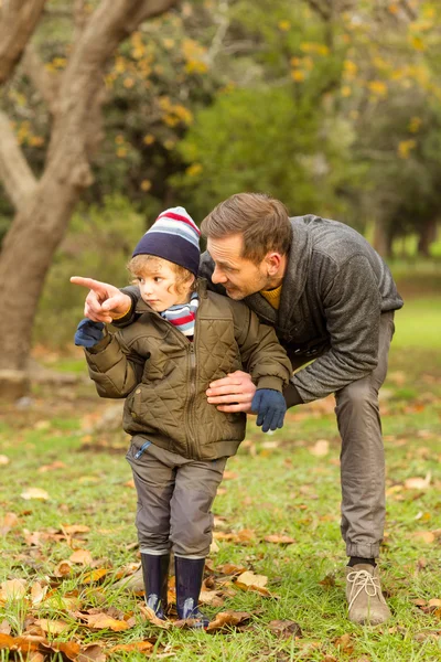 Μικρά πατέρας δείχνει κάτι στο γιο του χαριτωμένο — Φωτογραφία Αρχείου