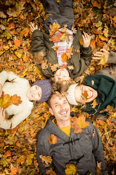 Leende ung familj gör ett huvud cirklar — Stockfoto