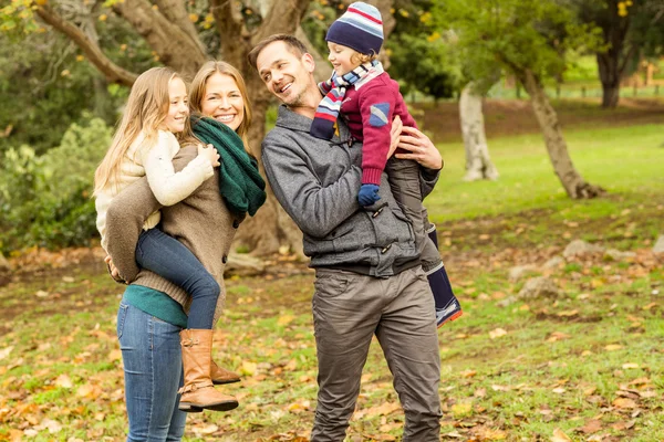 Lächelnde junge Familie schaut einander an — Stockfoto