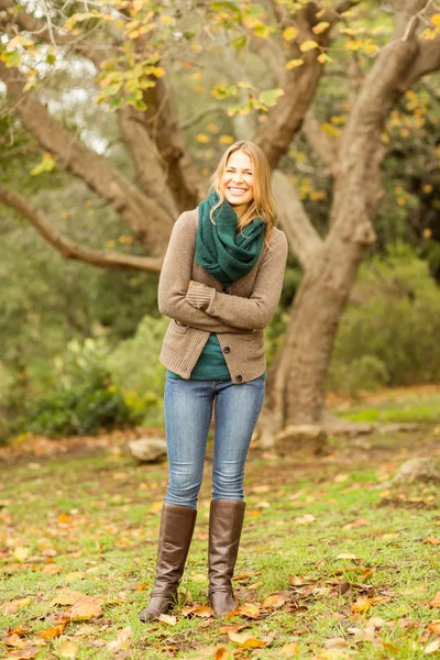 Femme souriante avec bras croisés — Photo