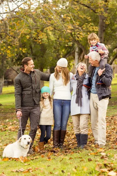 Keluarga Extended berpose dengan pakaian hangat — Stok Foto