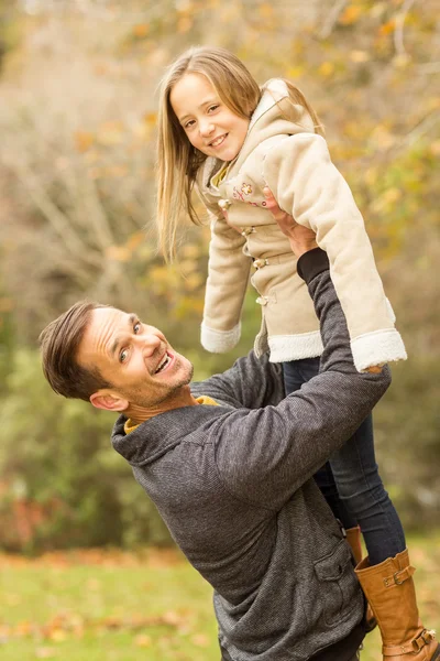 Pai feliz carregando sua filha bonito — Fotografia de Stock