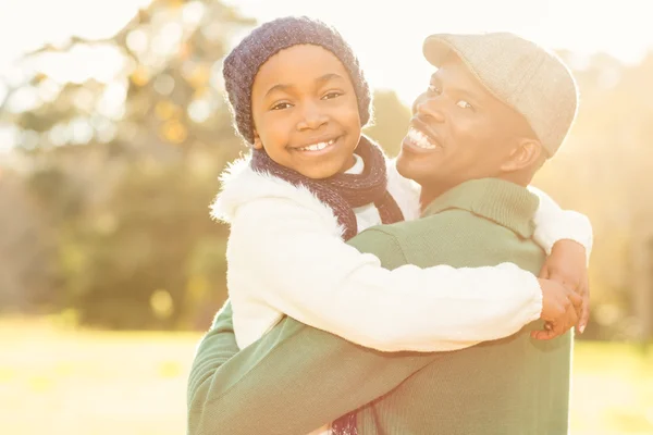 Giovane padre che abbraccia sua figlia — Foto Stock