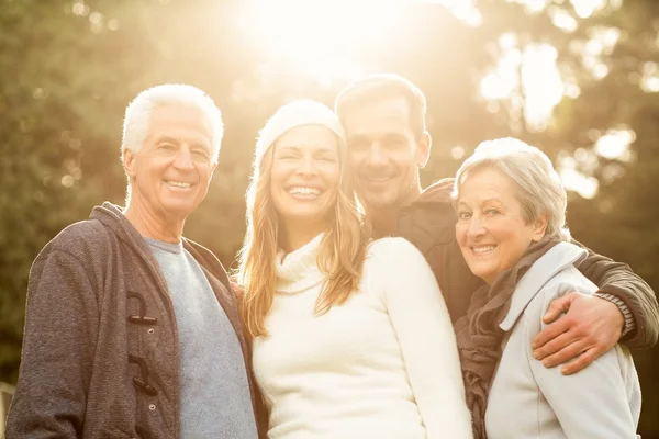 Portrait d'une famille souriante — Photo