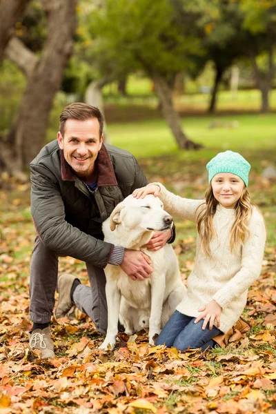 Familia joven con un perro —  Fotos de Stock