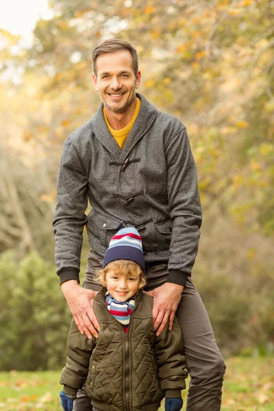 Šťastný otec pózuje s jeho synem — Stock fotografie