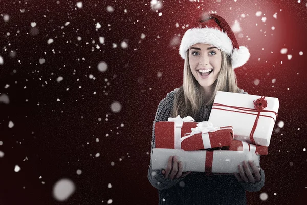 Festliche Blondine hält Berge von Geschenken in der Hand — Stockfoto