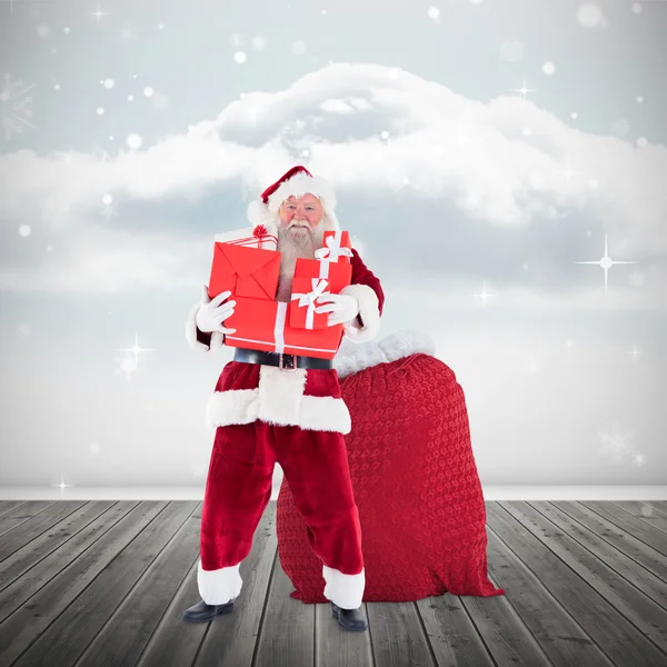 Hediyeler Santa holding yığını — Stok fotoğraf